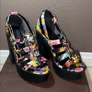 US 8 W NYLA platform floral sandals